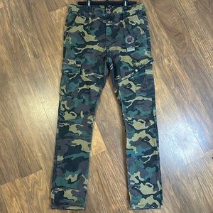 NWT Men’s cargo camo pants.